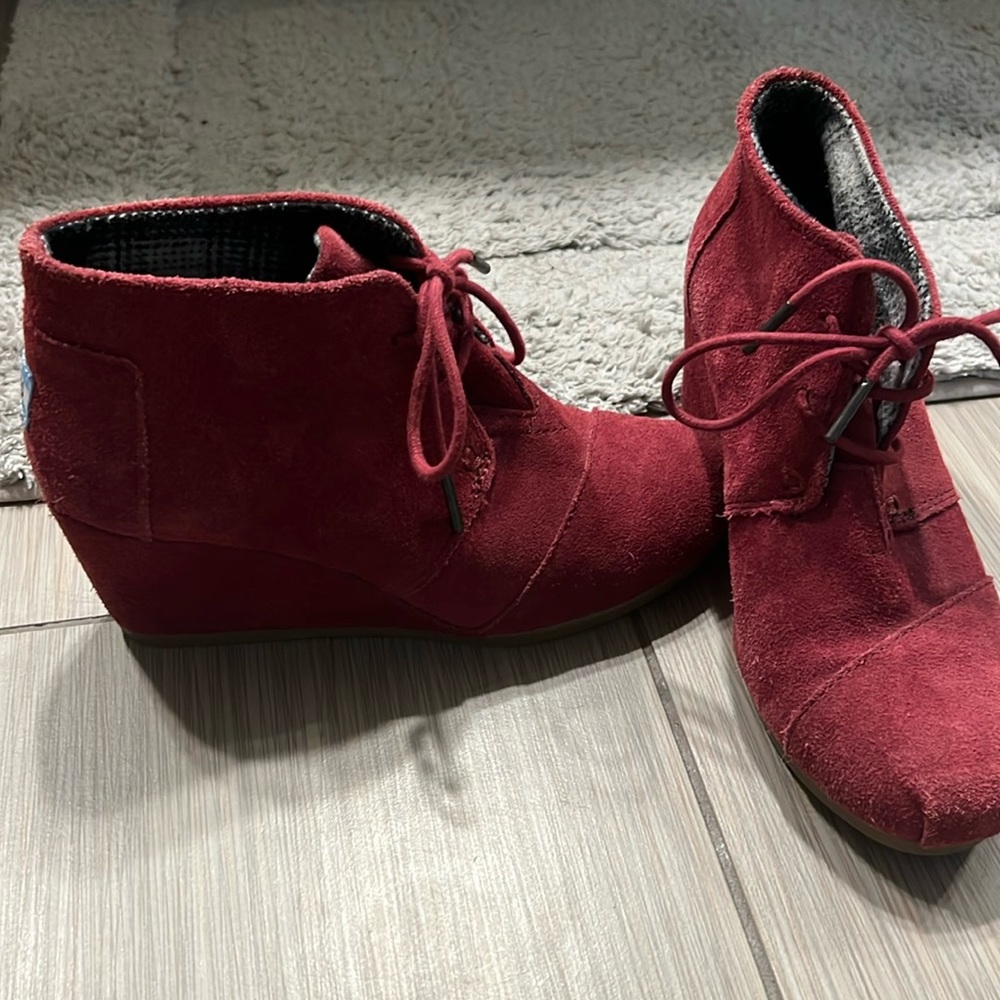 Toms Desert Wedge Boots (Burgandy) in Excellent Condition!